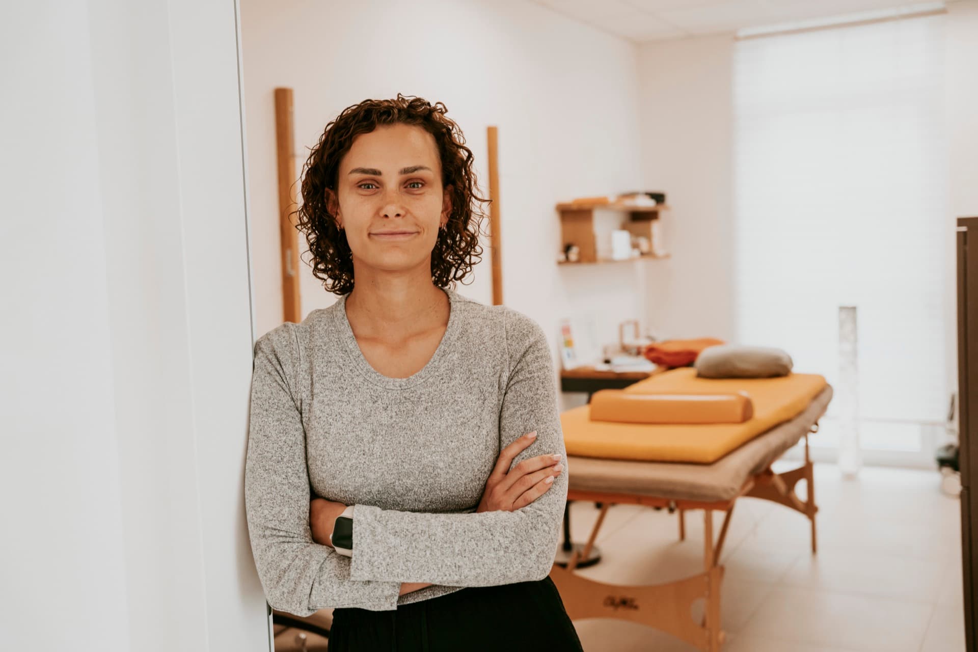 Nina Pflug in der Privatpraxis — Behandlungsraum mit Liege
